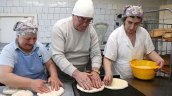 Элгуджа Мания печет для белорусов грузинский хлеб