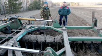 Работники совхоза "Коммунист" Ельского района начали сев овса