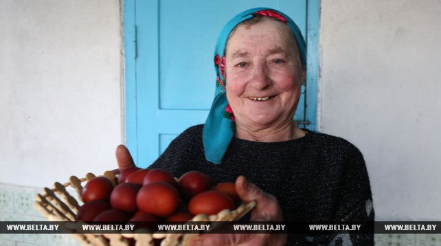 Жительница Гродненской области красит яйца на Пасху старинным способом