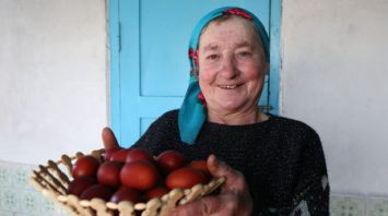 Жительница Гродненской области красит яйца на Пасху старинным способом