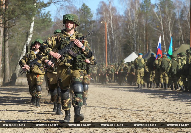Совместное учение белорусских и российских десантников открылось на полигоне Брестский
