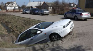 В Гродно легковушка на большой скорости вылетела в канаву