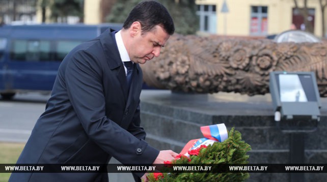 Губернатор Ярославской области возложил венок к монументу Победы в Минске