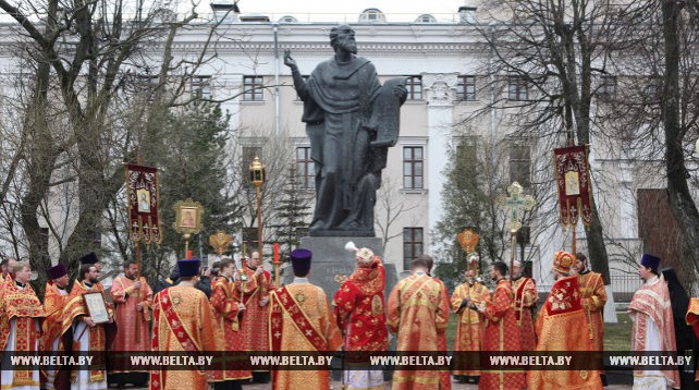 Более 150 священнослужителей приняли участие в крестном ходе к памятнику Кириллу Туровскому в Гомеле