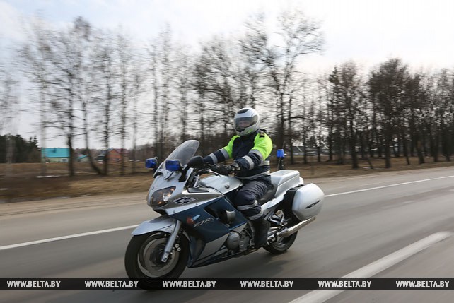 Мотоциклисты спецподразделения ДПС "Стрела" провели рейд по Минску
