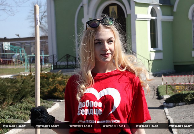 Участницы конкурса "Королева Весна" приняли участие в акции "Восстановление святынь Беларуси"