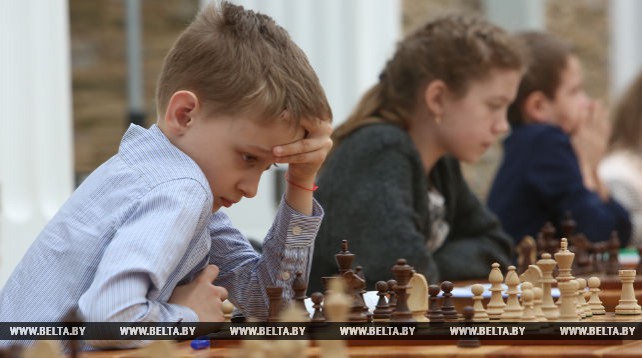 Гроссмейстер Борис Гельфанд провел одновременную игру с двадцатью юными шахматистами