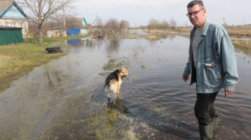 В Добруше на улице Пролетарской остаются затопленными несколько частных подворий