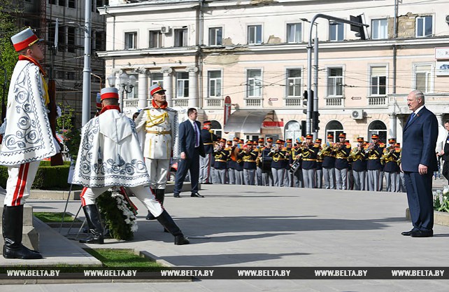 Лукашенко возложил венок к памятнику Штефану Великому в Кишиневе