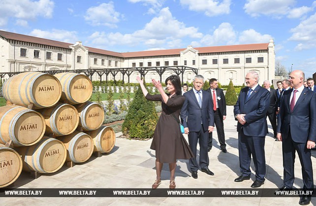 Премьер Молдовы провел экскурсию для Лукашенко по замку известного винодела Мими