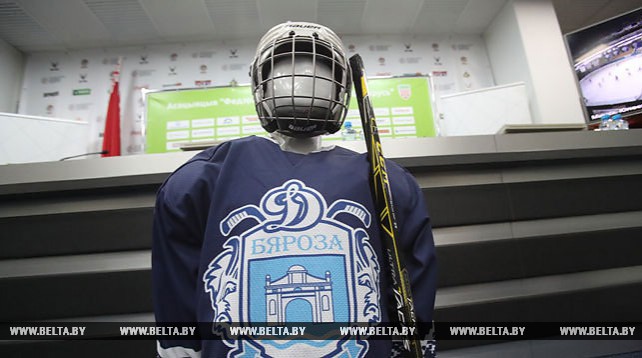 ФХБ передала комплекты детской хоккейной формы трем областям Беларуси