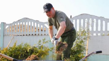 Вакульчик принял участие в субботнике на своей малой родине