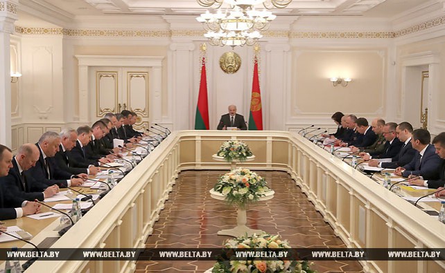 Лукашенко предупредил предприятия о серьезной ответственности за сохранность сельхозтехники