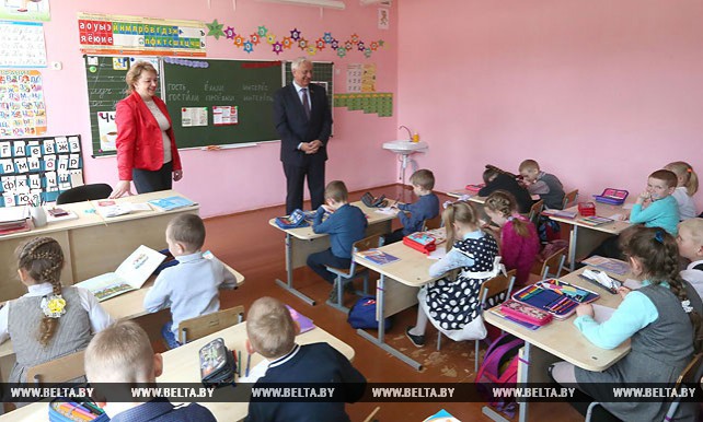 Мясникович посетил среднюю школу в Славгороде