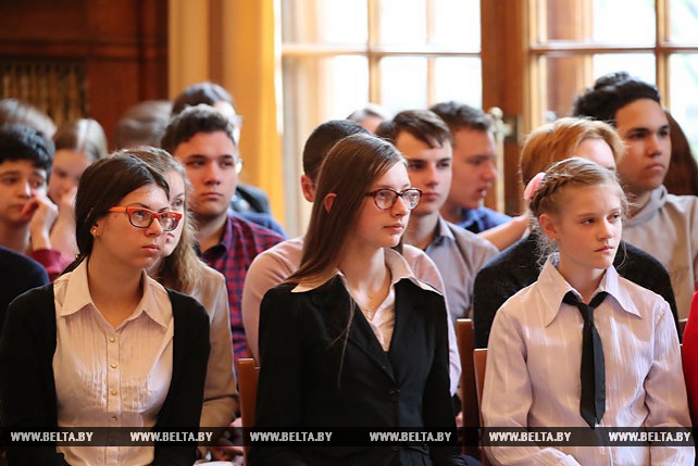 Школьники из Нарочской СШ №1 приняли участие в заседании клуба "Юный дипломат"