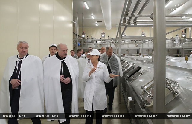 Лукашенко посетил Туровский молочный комбинат