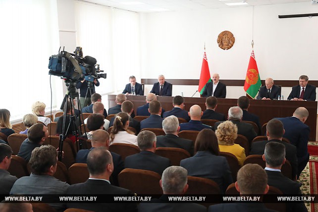 Лукашенко провел совещание с руководством Житковичского райисполкома и предприятий района