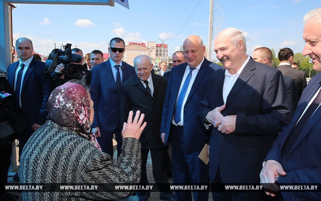 Лукашенко ознакомился с благоустройством Житковичей и пообщался с жителями города