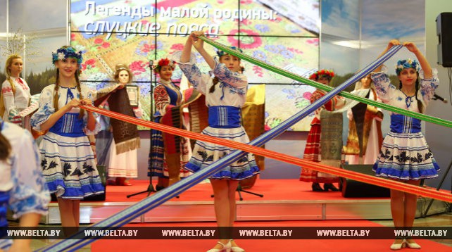 БЕЛТА продемонстрировала слуцкие пояса на выставке "СМІ ў Беларусі"