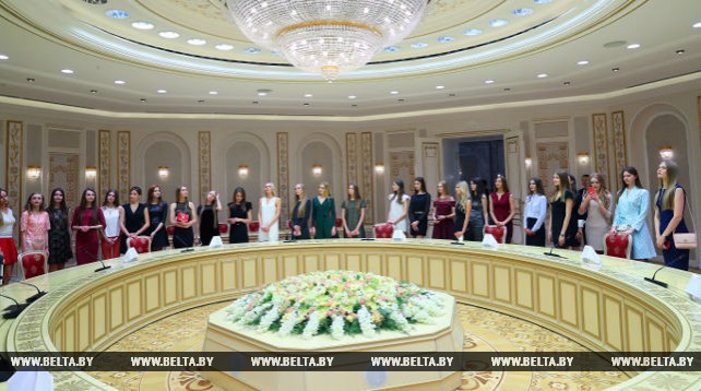 Финалистки "Мисс Беларусь-2018" посетили Дворец Независимости
