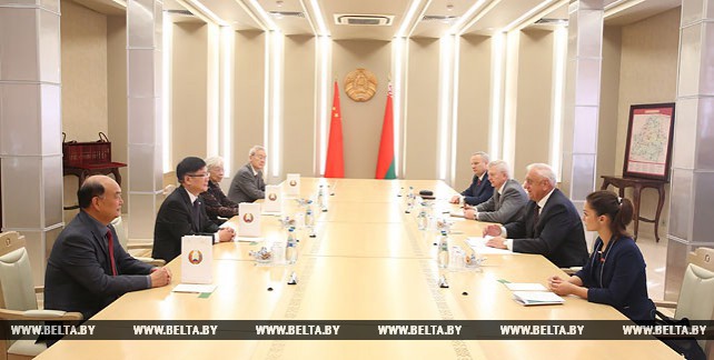 Мясникович встретился с дипломатами, которые в разные годы были чрезвычайными и полномочными послами Китая в Беларуси