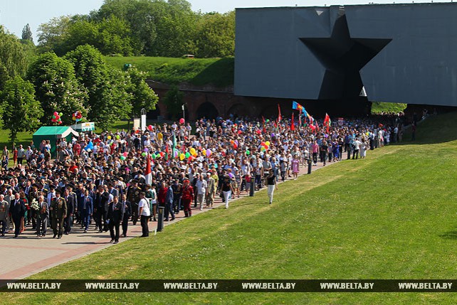 В Бресте прошло праздничное шествие, посвященное 73-й годовщине победы в Великой Отечественной войне