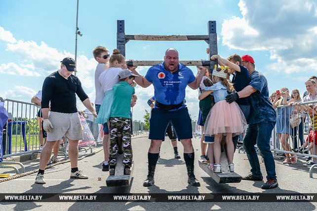 Белорусские силачи соревновались в Силичах в День Победы