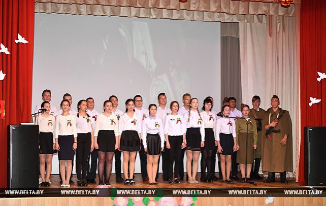 Ученики Острошицко-Городокской школы порадовали жителей дома-интерната праздничной программой ко Дню Победы