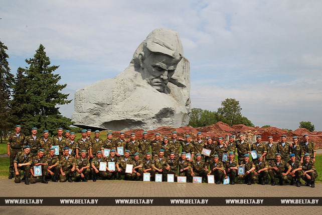 Церемония увольнения в запас военнослужащих 38-й отдельной гвардейской десантно­штурмовой бригады прошла в Брестской крепости