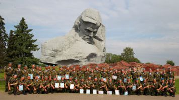 Церемония увольнения в запас военнослужащих 38-й отдельной гвардейской десантно­штурмовой бригады прошла в Брестской крепости