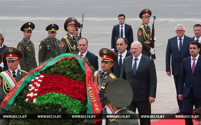 Лукашенко в Душанбе возложил венок к памятнику Исмаилу Сомони