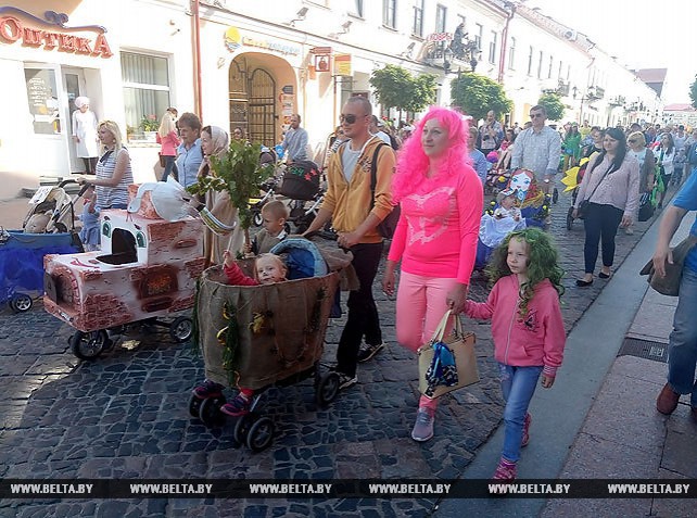 Парад эксклюзивных детских колясок прошествовал по центру Гродно