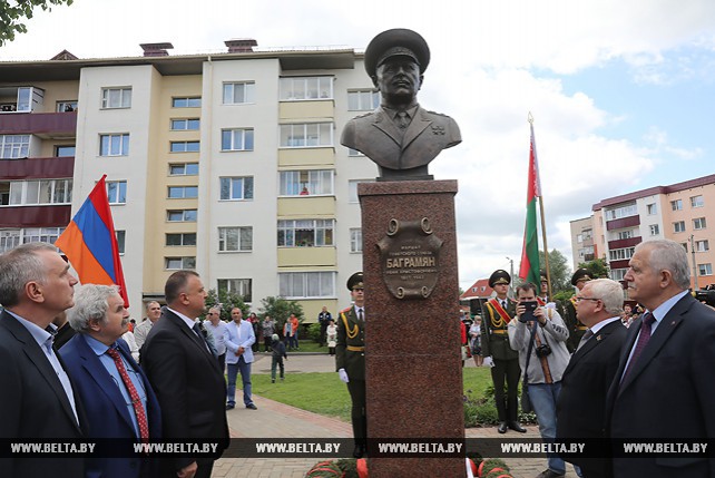 Памятник-бюст маршалу Ивану Баграмяну открыли в Городке