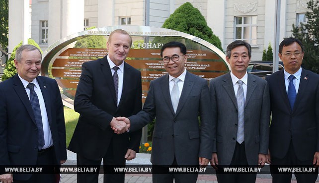 Глава Китайской академии наук посетил НАН Беларуси