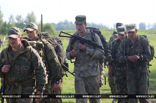Военнослужащие Беларуси и России проходят испытания на право награждения знаком "Доблесть и мастерство"
