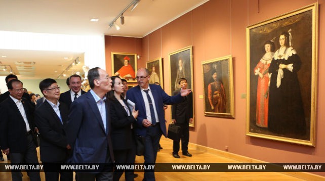 Зампредседателя КНР Ван Цишань посетил художественный музей