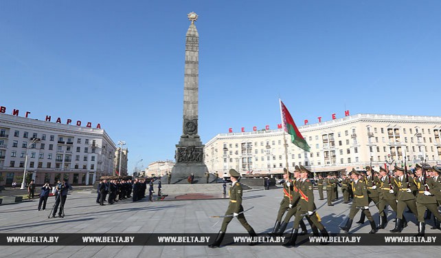 Ван Цишань возложил венок к монументу Победы в Минске