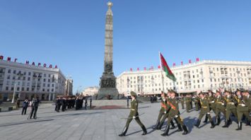 Ван Цишань возложил венок к монументу Победы в Минске