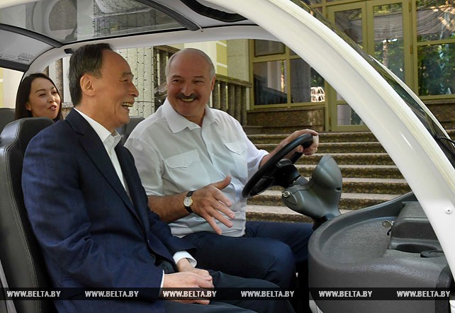 Лукашенко в своей загородной резиденции встретился с заместителем председателя КНР Ван Цишанем