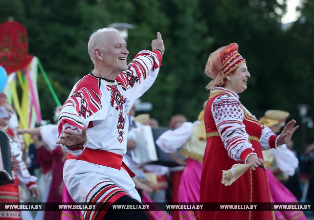 Представители 36 национальностей участвовали в праздничном шествии по центру Гродно