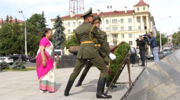 Парламентская делегация Индии возложила венок к монументу Победы в Минске