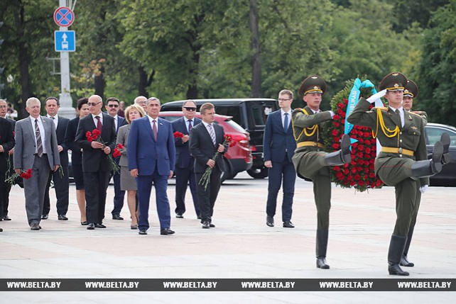 Юлдашев возложил венок к монументу Победы в Минске