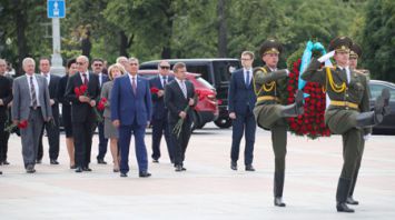 Юлдашев возложил венок к монументу Победы в Минске