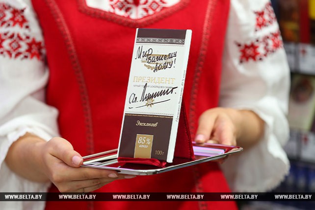 Плитку шоколада "Президент Эксклюзив" с автографом Лукашенко продали на благотворительном аукционе за Br20 тыс.