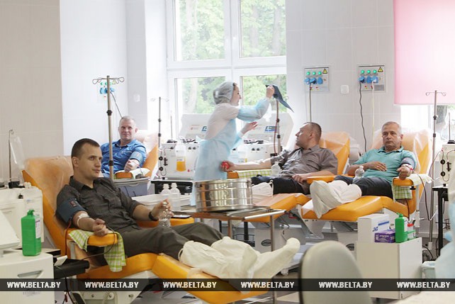Минчане принимают участие в акции, посвященной Всемирному дню донора крови
