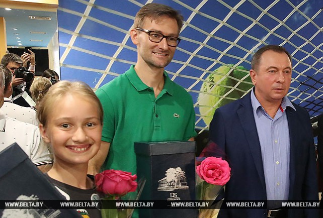 Сотрудник МИД с 10-летней дочерью победил в дипломатическом турнире по теннису в Минске
