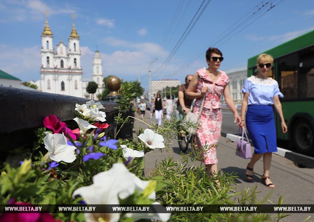 В Витебске украшают мосты живыми цветами