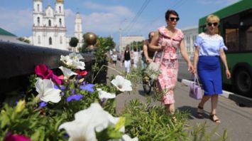 В Витебске украшают мосты живыми цветами