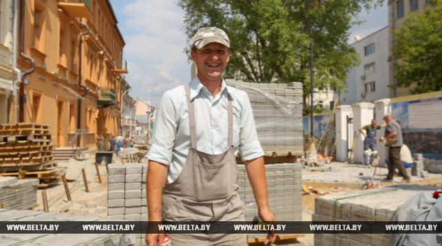 Новую пешеходную зону обустраивают в Минске