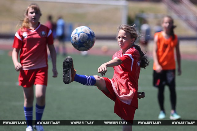 В Гродно впервые проходят соревнования по футболу "Кожаный мяч" среди девочек